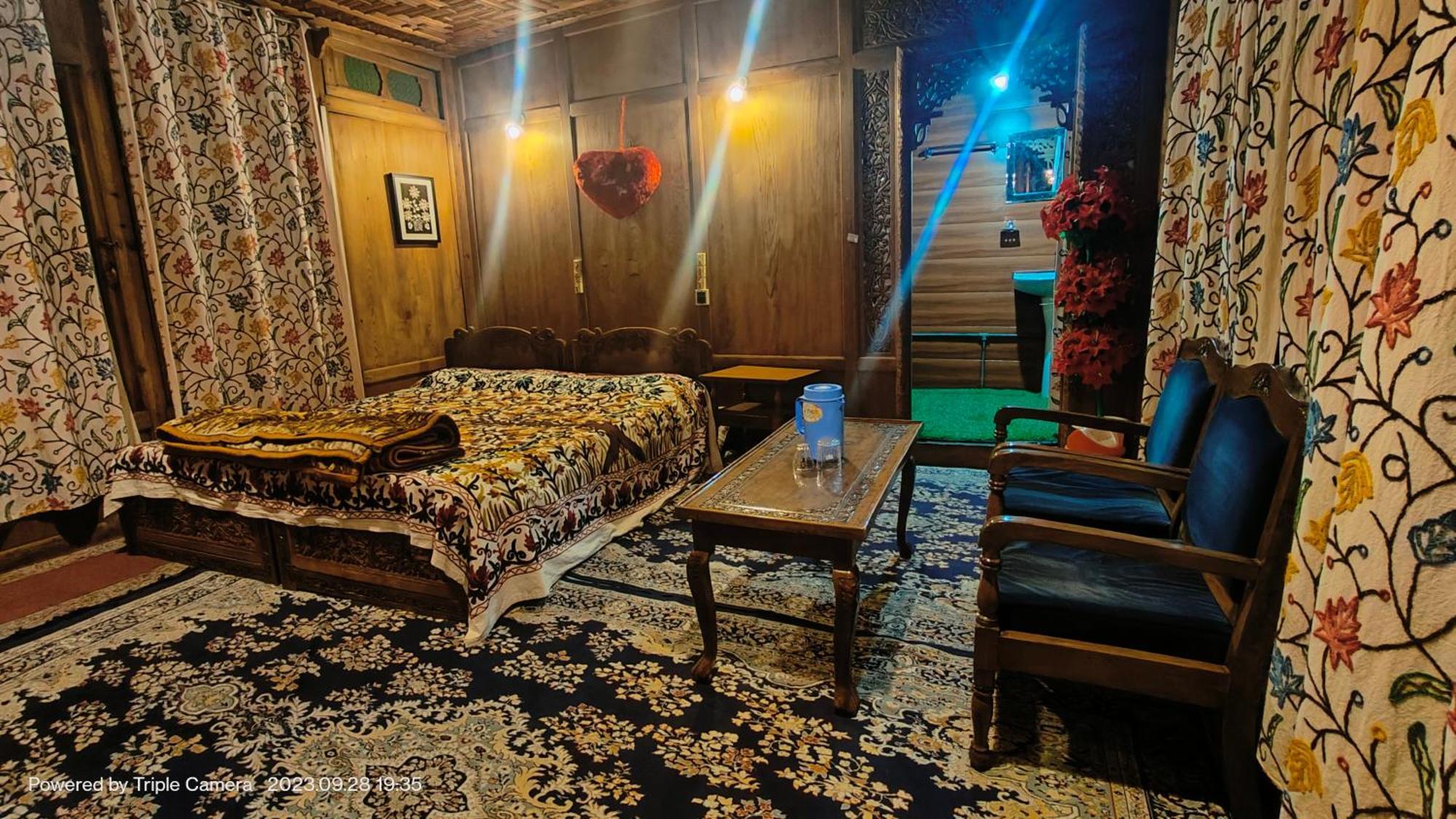 Houseboat Karima Palace Srīnagar Exterior foto
