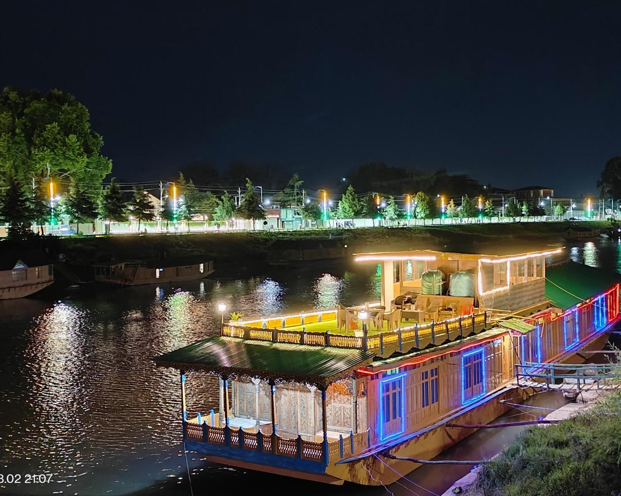 Houseboat Karima Palace Srīnagar Exterior foto