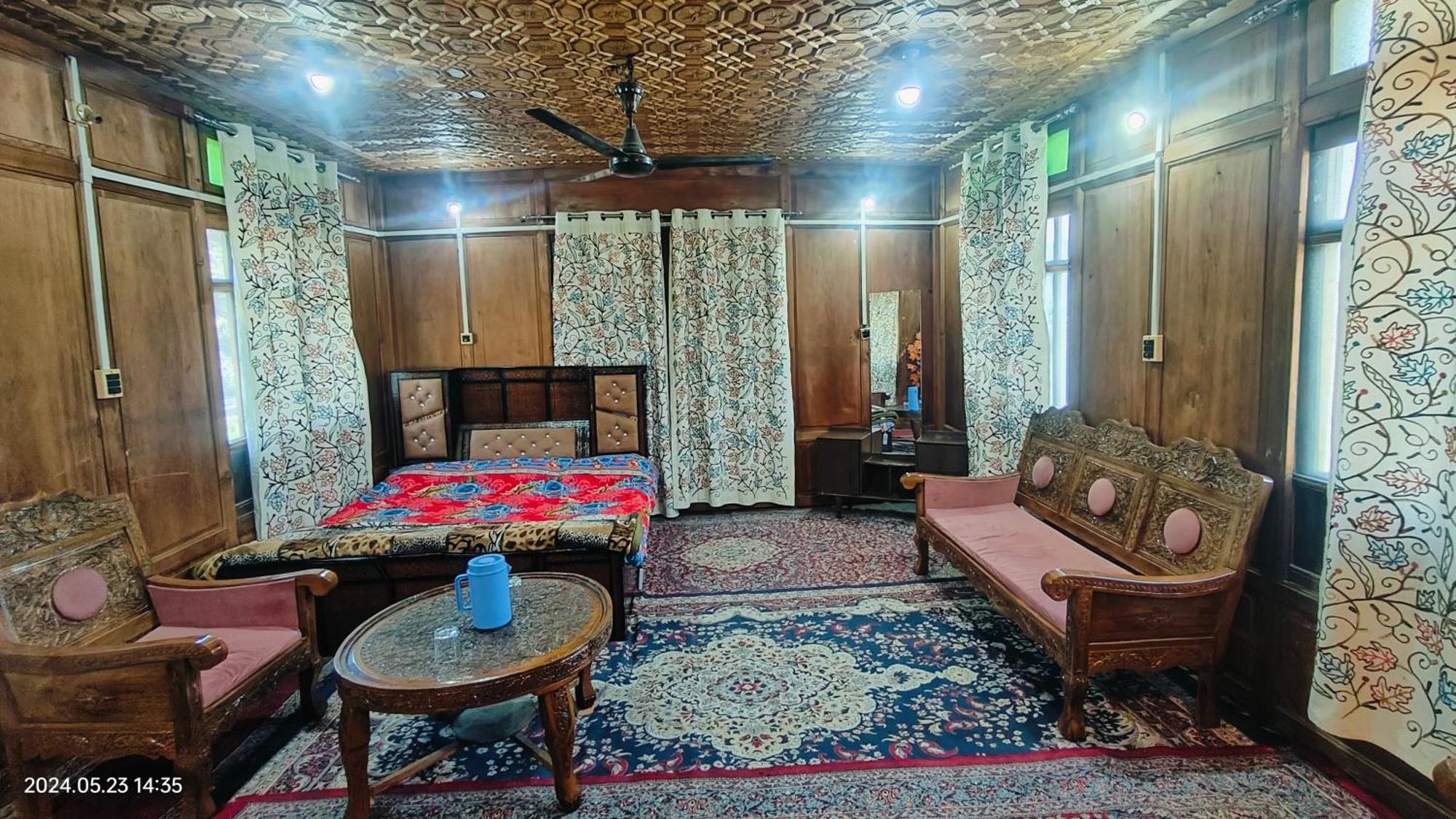 Houseboat Karima Palace Srīnagar Exterior foto